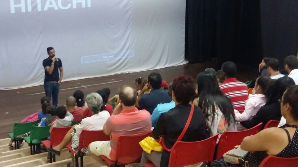 O psicólogo Vladimir Melo em auditório de escola